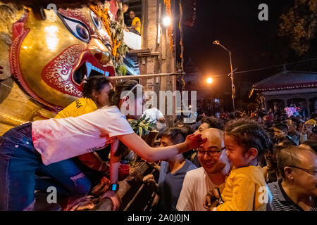 Le persone si sono riunite per celebrare Indra Jatra Festival in Kathmandu, Nepal Foto Stock