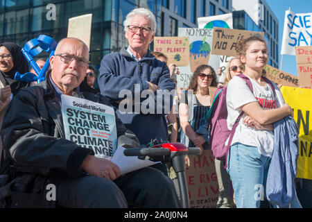 Aberdeen, Regno Unito. Xx Settembre 2019 centinaia di persone si uniscono alla sciopero del clima esterno Marischal Collage. Paolo di credito Glendell /Alamy Live News Foto Stock