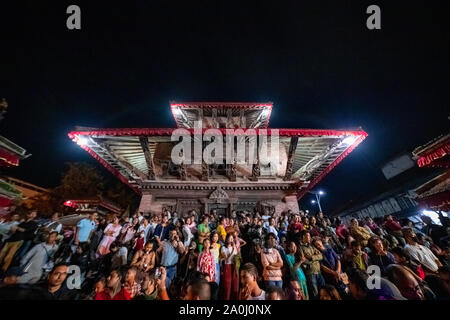 Le persone si sono riunite per guardare Indra Jatra Festival in Kathmandu, Nepal Foto Stock