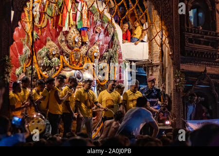 Le persone si sono riunite per celebrare Indra Jatra Festival in Kathmandu, Nepal Foto Stock