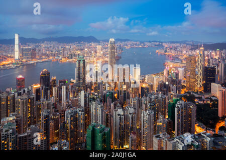 Hong Kong Kowloon in area vista sullo skyline da Victoria Peak di Hong Kong. Asian Tourism, città moderna vita o business Finanza ed economia concetto Foto Stock