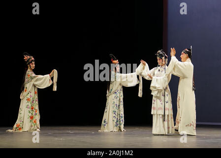 L'Aia, Paesi Bassi. Xix Sep, 2019. Artisti eseguono il cinese Kunqu opera capolavoro 'La Peonia Pavilion' (Gioventù edition) presso il Teatro Zuiderstrand all'Aia, Paesi Bassi, Sett. 19, 2019. Una performance di 'La Peonia Pavilion", un capolavoro di della Cina antica Kunqu Opera, è stato presentato da Suzhou Kunqu Opera Theatre all'Aia il giovedì. Credito: Xinhua/Alamy Live News Foto Stock