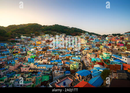 Vista panoramica della cultura Gamcheon villaggio situato nella città di Busan della Corea del Sud. Turismo, vacanze estate, o visitare la città di Busan concetto del punto di riferimento Foto Stock