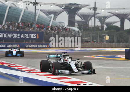 Singapore. Xx Settembre, 2019. Lewis Hamilton (anteriore) di Mercedes e driver britannico George Russell di Williams rigido durante la prima sessione di prove libere della Formula One Grand Prix di Singapore presso il circuito cittadino di Marina Bay a Singapore il 7 settembre 20, 2019. Credito: Quindi Chih Wey/Xinhua/Alamy Live News Foto Stock