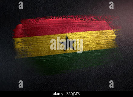 Il Ghana bandiera fatta di spazzola metallica vernice su grunge parete scura Foto Stock
