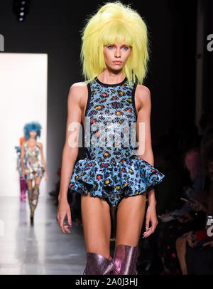 New York, Stati Uniti. 06 Sep, 2019. Stella Maxwell passeggiate pista per Jeremy Scott durante la settimana della moda di New York la Primavera/Estate 2020 a molla Studios (foto di Lev Radin/Pacific Stampa) Credito: Pacific Press Agency/Alamy Live News Foto Stock