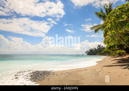 Vista panoramica di una spiaggia deserta nel Parco Nazionale di Corcovado in Costa Rica Foto Stock