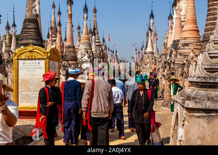 La gente dalla pa'o gruppo etnico al Kakku Pagoda Festival, Taunggyi, Stato Shan, Myanmar. Foto Stock