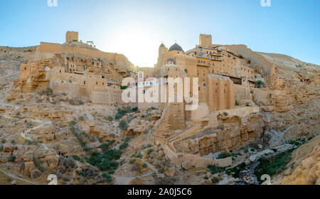 Palestina, West Bank, Governatorato di Betlemme, Al-Ubeidiya. Mar Saba monastero, costruito nella roccia del Kidron nel deserto della Giudea. Foto Stock