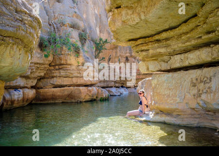 Palestina, West Bank, Gerico. Ein Quelt molla e piscine di acqua fresca entro il Wadi Quelt, Prat River Gorge. (MR) Foto Stock