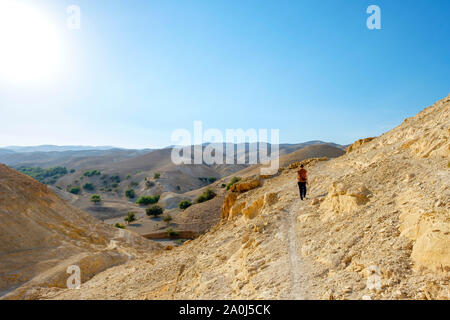Palestina, West Bank, Gerico. Escursionista in Wadi Quelt, Prat River Gorge. (MR) Foto Stock