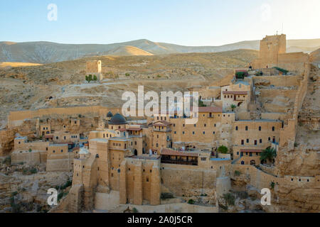 Palestina, West Bank, Governatorato di Betlemme, Al-Ubeidiya. Mar Saba monastero, costruito nella roccia del Kidron nel deserto della Giudea. Foto Stock