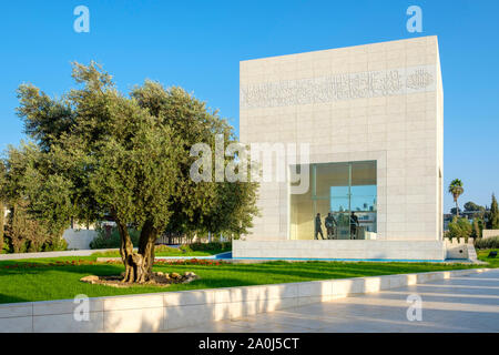 Palestina, West Bank, Ramallah e al-Bireh, Ramallah. Mausoleo di Yasser Arafat, presso il Museo di Arafat. Foto Stock