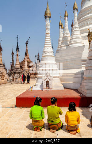 Shan di minoranza di persone in preghiera durante la Kakku Pagoda Festival, Taunggyi, Stato Shan, Myanmar. Foto Stock