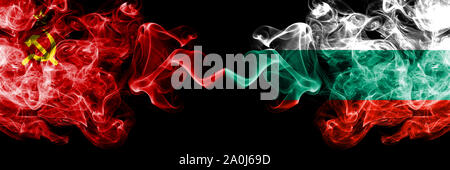 Vs comunista Bulgaria, bulgaro abstract smoky mystic bandiere poste fianco a fianco. Spessa colorata fumo setosa bandiere del comunismo e della Bulgaria, bulgaro Foto Stock