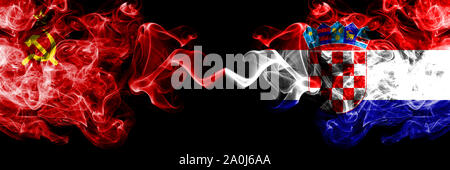 Vs comunista Croazia, Croato abstract smoky mystic bandiere poste fianco a fianco. Spessa colorata fumo setosa bandiere del comunismo e della Croazia, croato Foto Stock