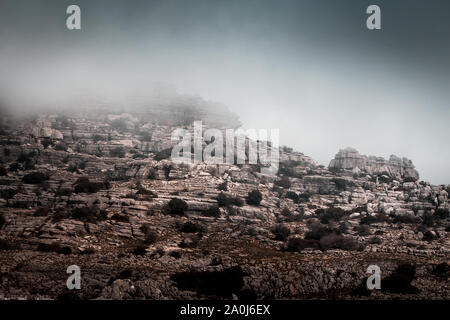 Strano rocce con la nebbia in una montagna in Spagna Foto Stock