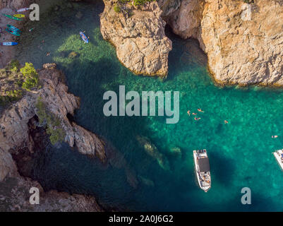 Vista aerea di una trafficata insenatura mediterranea in Costa Brava, Spagna. Foto Stock