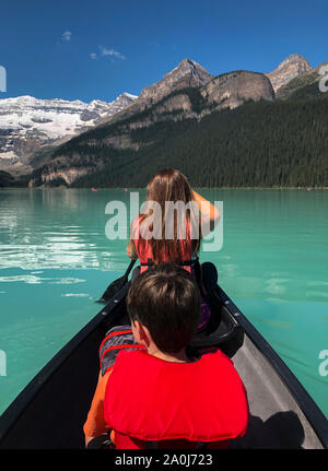 Donna e bambino canottaggio sul Lago Louise, Alberta, Canada sul giorno di estate. Foto Stock