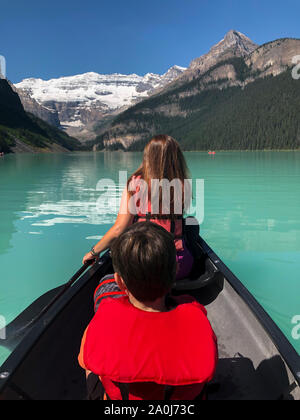 Donna e bambino canottaggio sul Lago Louise, Alberta, Canada sul giorno di estate. Foto Stock