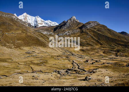 Gli scenari lungo il Viconga sulla Cordillera Huayhuash circuito, Ancash, Perù Foto Stock