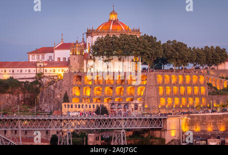 Monastero di Serra do Pilar come si vede dal Miradouro da Vitoria al tramonto, Porto, Portogallo Foto Stock