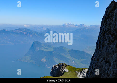 Svizzera: vista panoramica dal Pilatus picco nel lago di Lucerna Rigi Kulm e sulle alpi svizzere Foto Stock