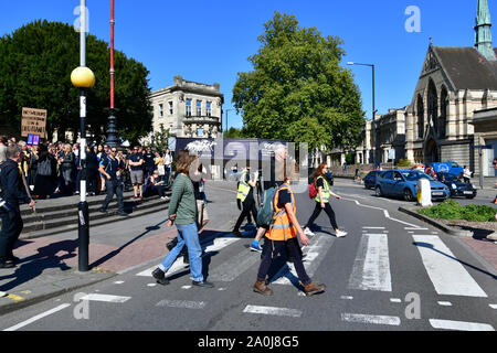 Bristol, Regno Unito. Xx Settembre, 2019. Clima globale sciopero ha iniziato e centinaia di ruotare fino al Victora Camere in Bristol prima di partire per un mese di marzo nel centro citta'. Credito: Robert Timoney/Alamy Live News Foto Stock