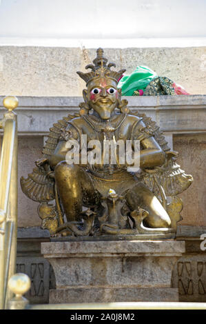 Statua di Garuda in ottone al tempio Jagdish Foto Stock