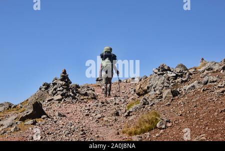 Trekker lungo la Viconga sulla Cordillera Huayhuash circuito, Ancash, Perù Foto Stock