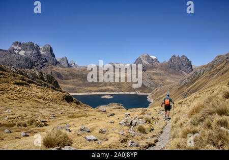 Il trekking verso la laguna Viconga sulla Cordillera Huayhuash circuito, Ancash, Perù Foto Stock