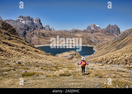 Il trekking verso la laguna Viconga sulla Cordillera Huayhuash circuito, Ancash, Perù Foto Stock