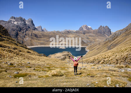 Il trekking verso la laguna Viconga sulla Cordillera Huayhuash circuito, Ancash, Perù Foto Stock