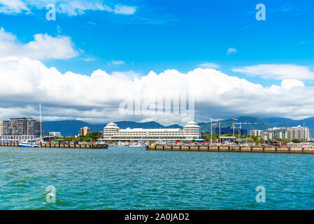 CAIRNS, Australia - 11 novembre 2018: vista del porto della città. Copia spazio per il testo Foto Stock