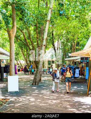 CAIRNS, Australia - 11 novembre 2018: la gente sulla strada di città Foto Stock