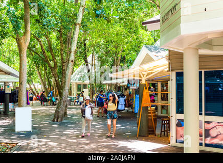 CAIRNS, Australia - 11 novembre 2018: la gente sulla strada di città Foto Stock