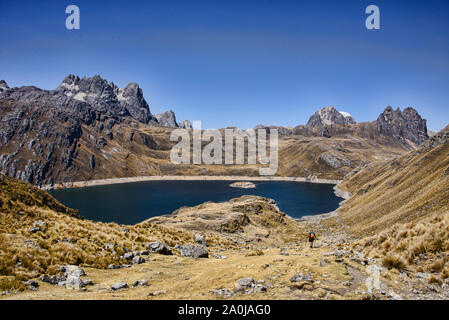 Il trekking verso la laguna Viconga sulla Cordillera Huayhuash circuito, Ancash, Perù Foto Stock