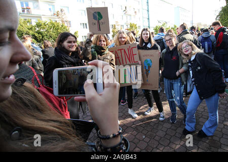 Gdynia, Polonia 20th, settembre 2019 giovani manifestanti da Gdynia scuole sono visto che protestavano a Gdynia, Polonia il 20 settembre 2019 oltre 1000 giovani seguire la chiamata del movimento il venerdì per il futuro di lottare per di più la protezione del clima. © Vadim Pacajev / Alamy Live News Foto Stock