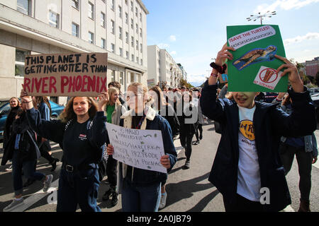 Gdynia, Polonia 20th, settembre 2019 giovani manifestanti da Gdynia scuole sono visto che protestavano a Gdynia, Polonia il 20 settembre 2019 oltre 1000 giovani seguire la chiamata del movimento il venerdì per il futuro di lottare per di più la protezione del clima. © Vadim Pacajev / Alamy Live News Foto Stock