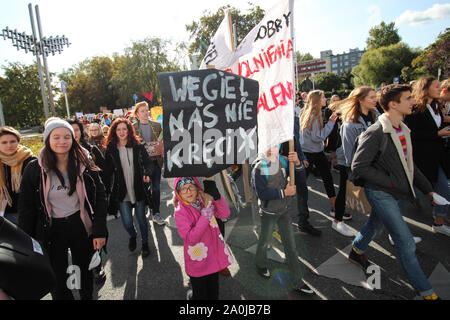 Gdynia, Polonia 20th, settembre 2019 giovani manifestanti da Gdynia scuole sono visto che protestavano a Gdynia, Polonia il 20 settembre 2019 oltre 1000 giovani seguire la chiamata del movimento il venerdì per il futuro di lottare per di più la protezione del clima. © Vadim Pacajev / Alamy Live News Foto Stock