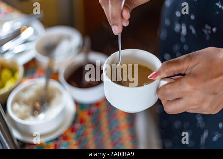 La realizzazione di una tazza di caffè Foto Stock