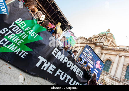 Belfast, Regno Unito. Xx Settembre, 2019. Clima globale Strike per Belfast studenti provenienti da molti paesi e città di tutto il Regno Unito sono mancanti a scuola per protestare contro il cambiamento climatico. Le dimostrazioni sono detenuti in zone comprese Londra, Bristol, Belfast Credit: Bonzo Alamy/Live News Foto Stock