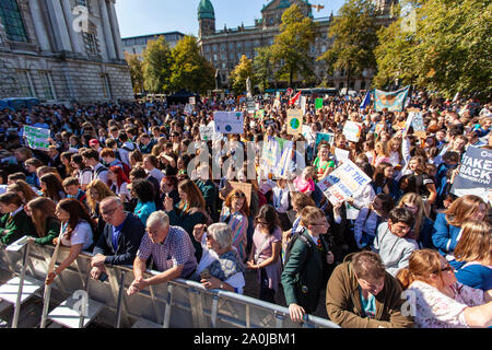 Belfast, Regno Unito. Xx Settembre, 2019. Clima globale Strike per Belfast studenti provenienti da molti paesi e città di tutto il Regno Unito sono mancanti a scuola per protestare contro il cambiamento climatico. Le dimostrazioni sono detenuti in zone comprese Londra, Bristol, Belfast Credit: Bonzo Alamy/Live News Foto Stock