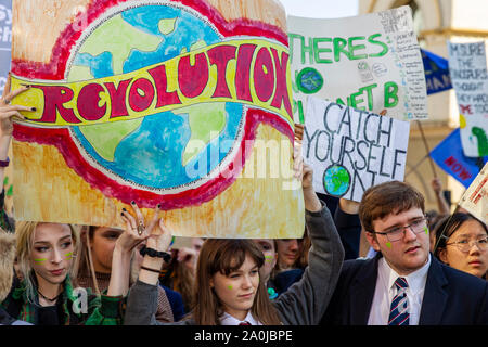 Belfast, Regno Unito. Xx Settembre, 2019. Clima globale Strike per Belfast studenti provenienti da molti paesi e città di tutto il Regno Unito sono mancanti a scuola per protestare contro il cambiamento climatico. Le dimostrazioni sono detenuti in zone comprese Londra, Bristol, Belfast Credit: Bonzo Alamy/Live News Foto Stock