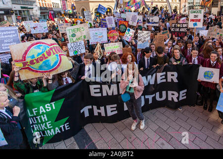 Belfast, Regno Unito. Xx Settembre, 2019. Clima globale Strike per Belfast studenti provenienti da molti paesi e città di tutto il Regno Unito sono mancanti a scuola per protestare contro il cambiamento climatico. Le dimostrazioni sono detenuti in zone comprese Londra, Bristol, Belfast Credit: Bonzo Alamy/Live News Foto Stock