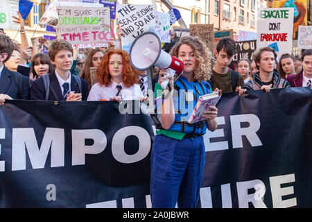 Belfast, Regno Unito. Xx Settembre, 2019. Clima globale Strike per Belfast studenti provenienti da molti paesi e città di tutto il Regno Unito sono mancanti a scuola per protestare contro il cambiamento climatico. Le dimostrazioni sono detenuti in zone comprese Londra, Bristol, Belfast Credit: Bonzo Alamy/Live News Foto Stock