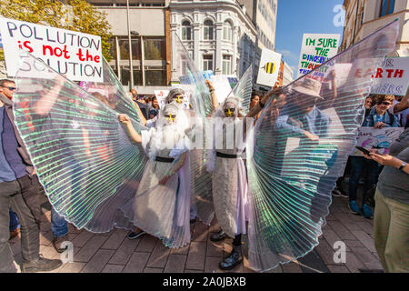 Belfast, Regno Unito. Xx Settembre, 2019. Clima globale Strike per Belfast studenti provenienti da molti paesi e città di tutto il Regno Unito sono mancanti a scuola per protestare contro il cambiamento climatico. Le dimostrazioni sono detenuti in zone comprese Londra, Bristol, Belfast Credit: Bonzo Alamy/Live News Foto Stock