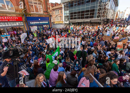 Belfast, Regno Unito. Xx Settembre, 2019. Clima globale Strike per Belfast studenti provenienti da molti paesi e città di tutto il Regno Unito sono mancanti a scuola per protestare contro il cambiamento climatico. Le dimostrazioni sono detenuti in zone comprese Londra, Bristol, Belfast Credit: Bonzo Alamy/Live News Foto Stock