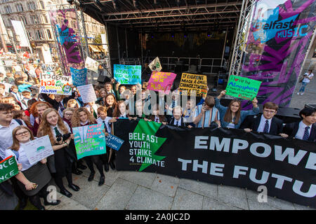 Belfast, Regno Unito. Xx Settembre, 2019. Clima globale Strike per Belfast studenti provenienti da molti paesi e città di tutto il Regno Unito sono mancanti a scuola per protestare contro il cambiamento climatico. Le dimostrazioni sono detenuti in zone comprese Londra, Bristol, Belfast Credit: Bonzo Alamy/Live News Foto Stock