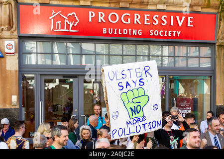 Belfast, Regno Unito. Xx Settembre, 2019. Clima globale Strike per Belfast studenti provenienti da molti paesi e città di tutto il Regno Unito sono mancanti a scuola per protestare contro il cambiamento climatico. Le dimostrazioni sono detenuti in zone comprese Londra, Bristol, Belfast Credit: Bonzo Alamy/Live News Foto Stock